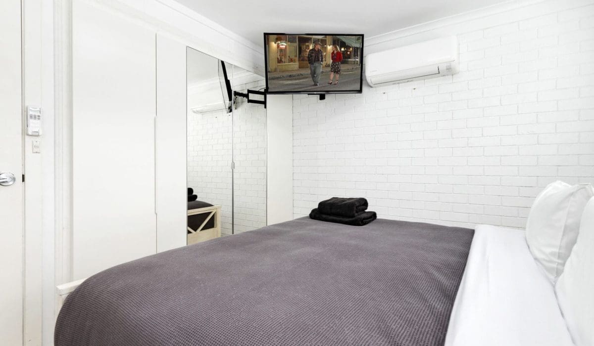 Bedroom 5 - Downstairs Main King Bedroom